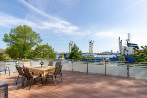 Terrasse mit Blick auf die Warnow