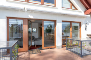Helle Glasfront zwischen Wohnzimmer und Terrasse