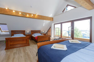 Schlafboden: vorderes Zimmer Doppelbett + 2 Einzelbetten