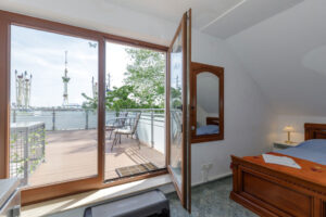 Große Fensterfront zur Terrasse